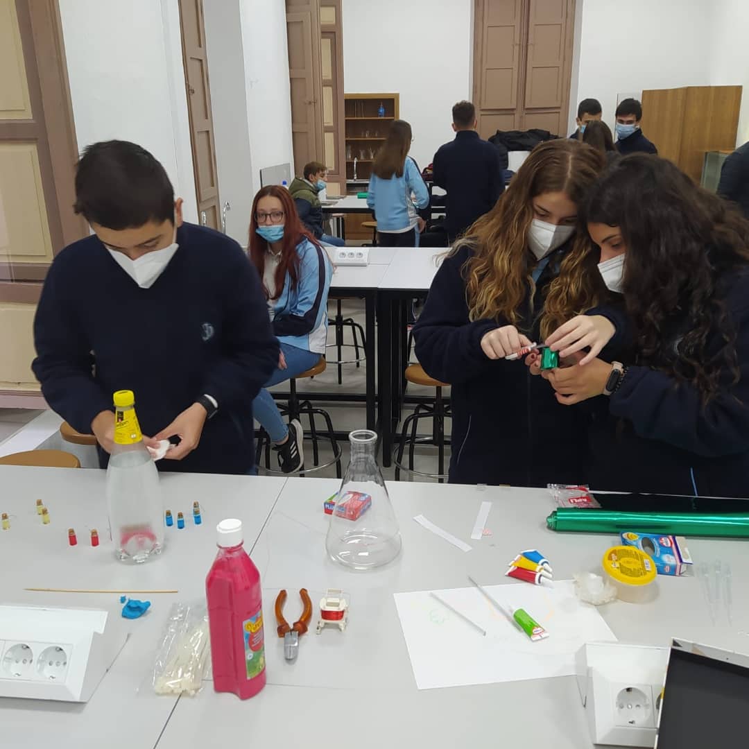 milagrosablanca's tweet photo. Los alumnos de 4° de ESO, en la asignatura de Física y Química, experimentan con la fluorescencia de diferentes objetos, realizando además una decoración navideña luminiscente. Ciencia y aprendizaje de una forma divertida🧪🥼🔬🧫 #Colegioshhcc #EducacionVicenciana https://t.co/edaLowH6sk
