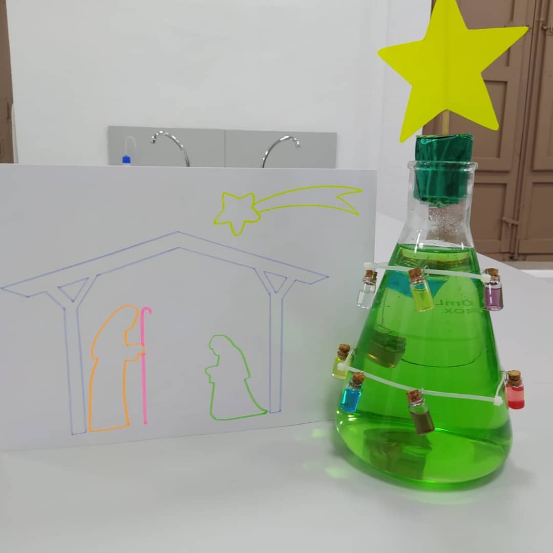 milagrosablanca's tweet photo. Los alumnos de 4° de ESO, en la asignatura de Física y Química, experimentan con la fluorescencia de diferentes objetos, realizando además una decoración navideña luminiscente. Ciencia y aprendizaje de una forma divertida🧪🥼🔬🧫 #Colegioshhcc #EducacionVicenciana https://t.co/edaLowH6sk