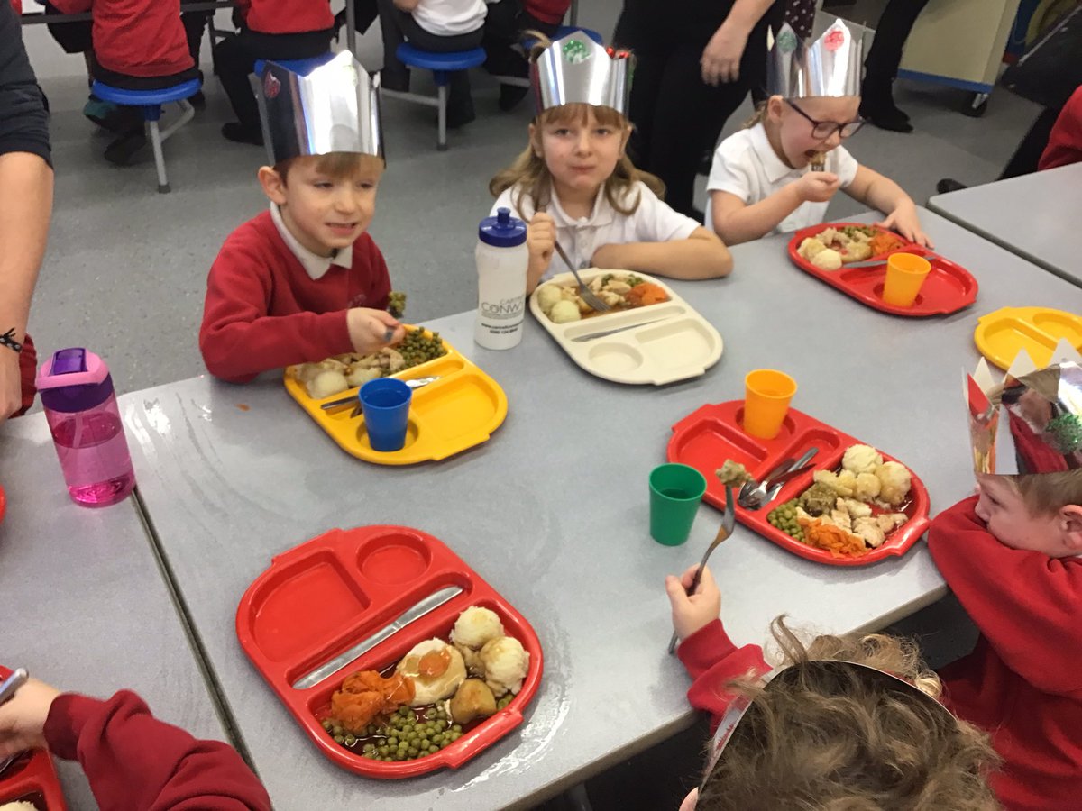 1pMiss's tweet photo. @YsgolEmmanuel Christmas dinner day!!! 🎅🏽🎄🍽 @1pMiss https://t.co/7O7NIjPHFG