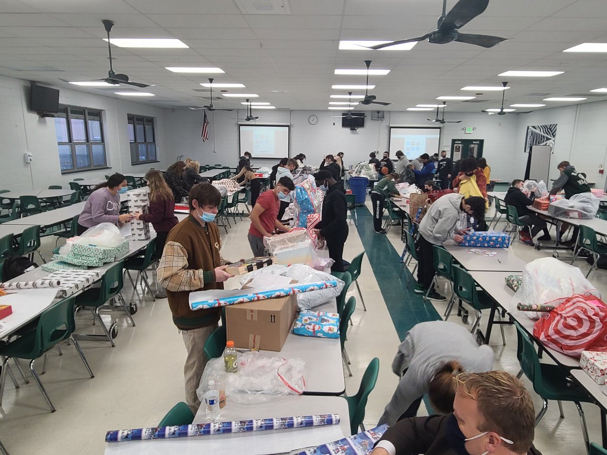 dempseym73's tweet photo. Raritan AVID coming together to help RAINE. Working together to wrap presents for the big delivery. 
#GoRockets #HazletProud #RAINE
@MrsPede_RHS @rhscoachcox @Coach_Pritch @RHS_GuidanceDpt @RaritanHigh https://t.co/SYkhHcH8KD