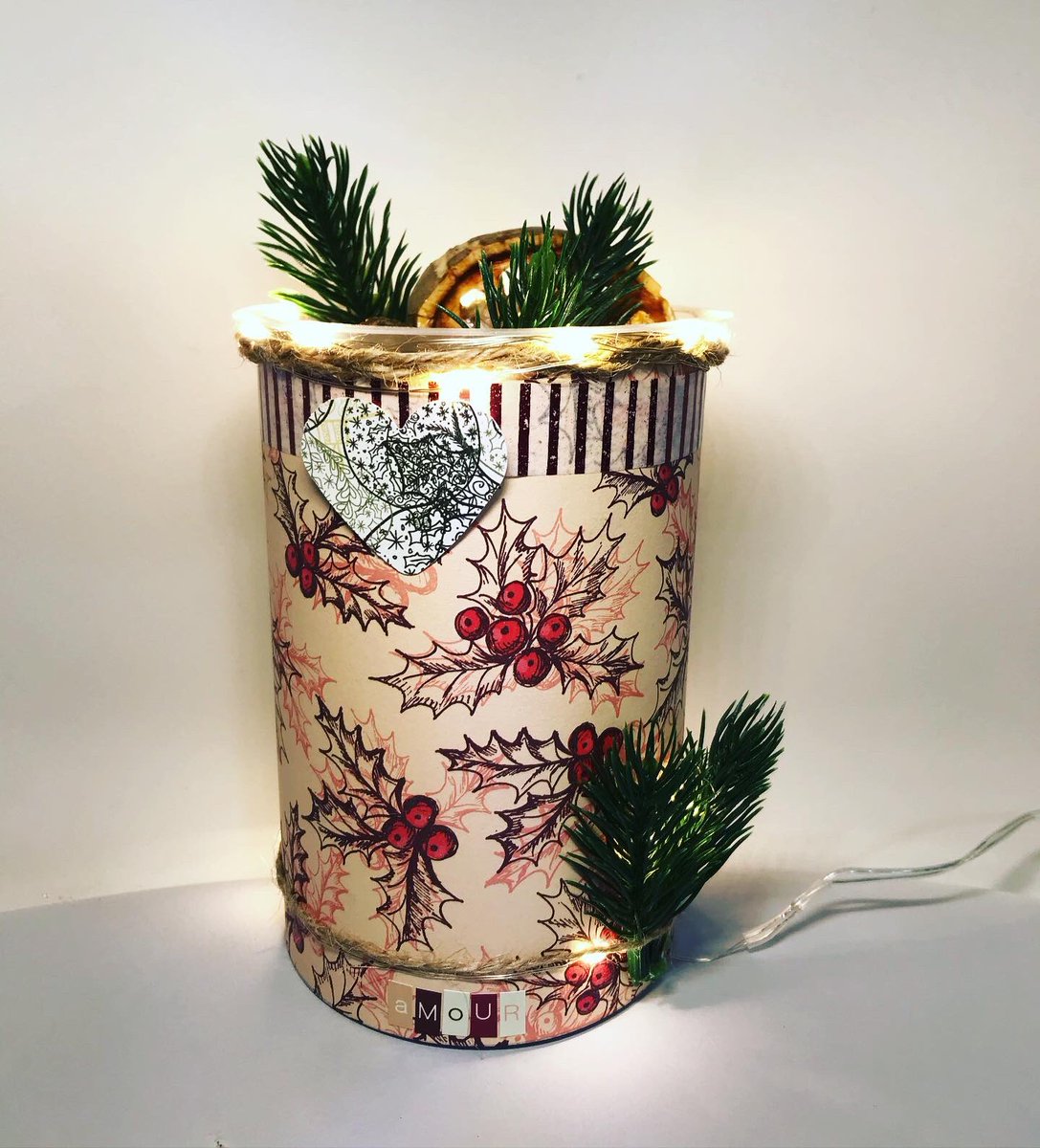 MelL0ve's tweet image. Création artisanale 🥰🙏🏾✨ Pot décoratif disponible 🌲 #contactezmoi #noel #deco #faitmains #recup #recyclage #faitmaison #guirlandelumineuse
