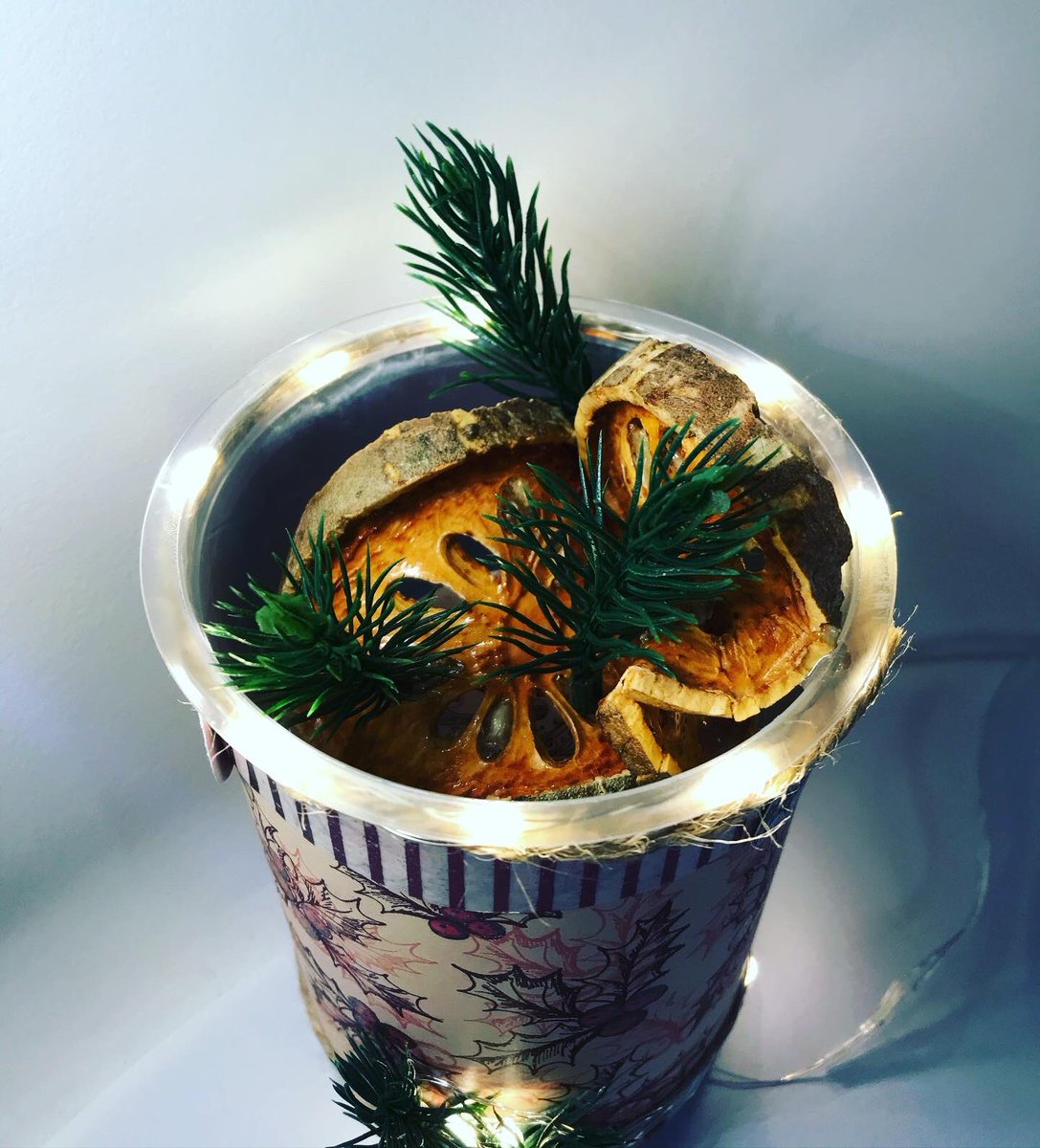 MelL0ve's tweet image. Création artisanale 🥰🙏🏾✨ Pot décoratif disponible 🌲 #contactezmoi #noel #deco #faitmains #recup #recyclage #faitmaison #guirlandelumineuse