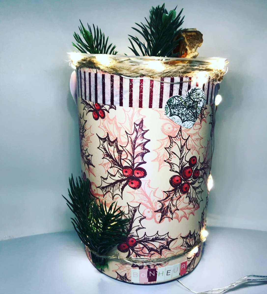 MelL0ve's tweet image. Création artisanale 🥰🙏🏾✨ Pot décoratif disponible 🌲 #contactezmoi #noel #deco #faitmains #recup #recyclage #faitmaison #guirlandelumineuse