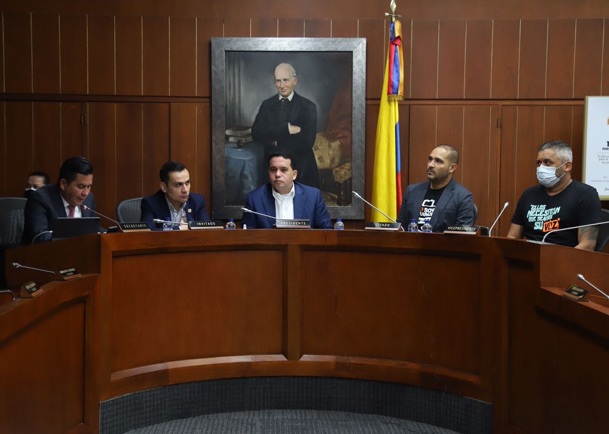 JuanJimenezLara's tweet photo. Aprobado en 1er debate el Proyecto de Ley 273 de 2021 por medio del cual se busca PROHIBIR ❌ que nuestros animales de compañía viajen como equipaje 🧳, en @ComVISenado. Los argumentos fueron contundentes. Toda forma de vida cuenta
 
¡Porque no son equipaje, son vidas!
@VetEdison https://t.co/dGTdIOgXLt