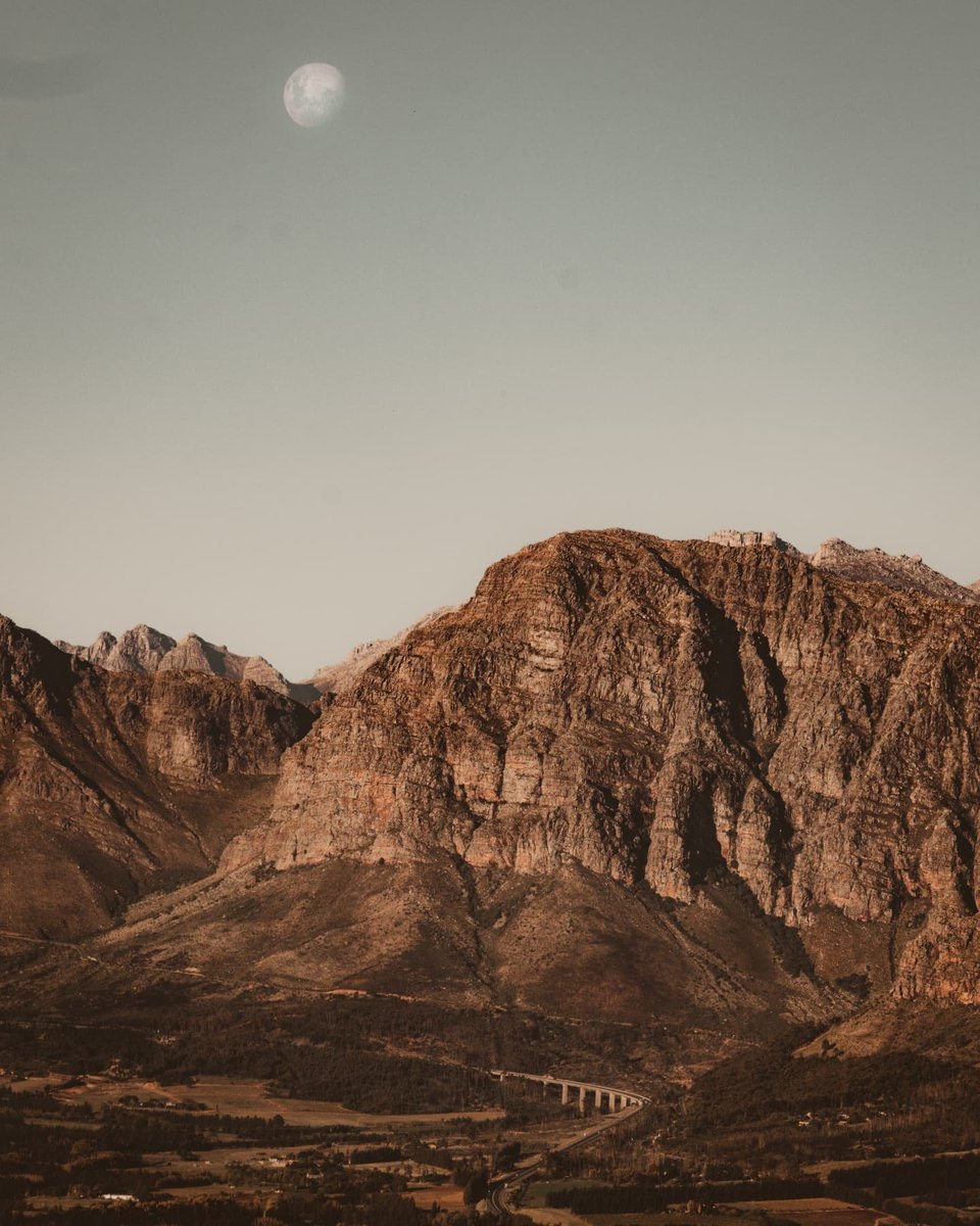 #Repost @capetownboytjiephotography

#mountainvibez #capetownsouthafrica #capetownmag #capetownlandscapes #capetownart #capetownlove #landscapephotographers #landscape_love #mountainpass #mountaingoats #moonart #secretcapetown #secretplace #motivationalquoteoftheday