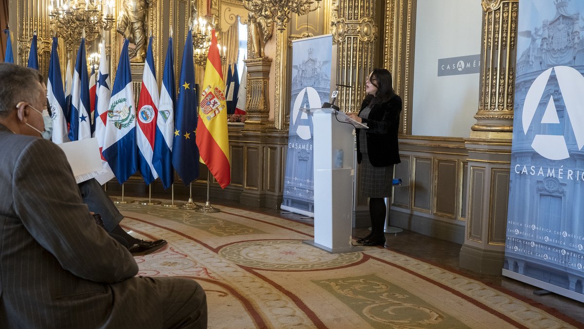 casamerica's tweet photo. 🇬🇹🇵🇦Hoy en Casa de América se ha celebrado la ceremonia de traspaso de la Presidencia Pro Témpore del Sistema de la Integración Centroamericana (@sg_sica).

👥@Monicabolanos8, embajadora de Guatemala, ha realizado el traspaso a @ajsellersIV, encargado de Negocios a.i. de Panamá. https://t.co/KHexMVUsQP