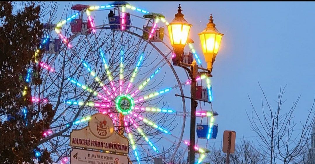 Au centre-ville de Rivière-du-Loup, on sort dehors pour profiter des décors lumineux et faire un tour de grande roue.🎡☃️🌲
Ça mérite bien un arrêt dans un café du coin pour un chocolat chaud ☕
#coeursdevillesetvillages #achatlocal