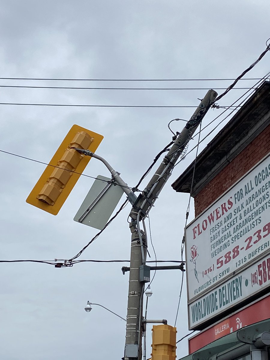 vmtorres82's tweet photo. @Toronto311 Might want to check this out before the winds hit!  Dufferin and Dupont, southeast corner https://t.co/HxAMJnIwu8