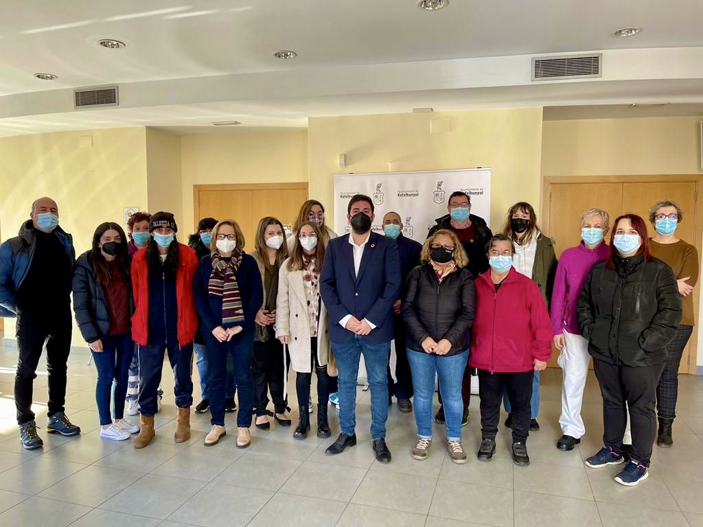 franlopezlo's tweet image. 🤝Donem la benvinguda a les 13 persones que durant un any formaran part de la plantilla de @Rafelbunyol_Ajt gràcies als programes #EMPUJU i #Ecovid

👥Mitjançant aquestes incorporacions
   ✔️Donem treball i experiència a persones desocupades i 
    ✔️Millorem els serveis públics