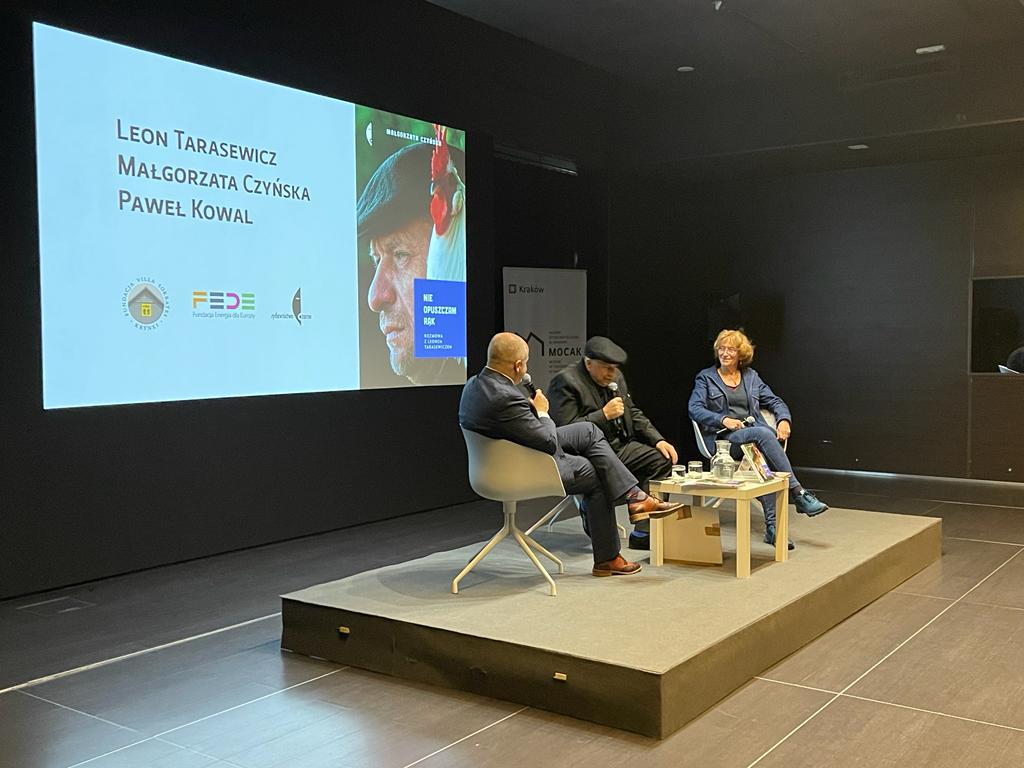 FundacjaEdE's tweet photo. 💬 Jak daleko jest  od sztuki do polityki? I jak daleko z Wilna do Krakowa? Między innymi o tym rozmawiali wczoraj w @MOCAK_Krakow: prof. L. #Tarasewicz, M.A. #Potocka oraz prof. @pawelkowalpl, który poprowadził dyskusję. Byliśmy współorganizatorem tego inspirującego spotkania. https://t.co/Af1cM2V4qk