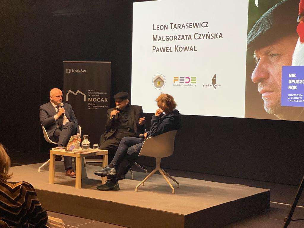 FundacjaEdE's tweet photo. 💬 Jak daleko jest  od sztuki do polityki? I jak daleko z Wilna do Krakowa? Między innymi o tym rozmawiali wczoraj w @MOCAK_Krakow: prof. L. #Tarasewicz, M.A. #Potocka oraz prof. @pawelkowalpl, który poprowadził dyskusję. Byliśmy współorganizatorem tego inspirującego spotkania. https://t.co/Af1cM2V4qk