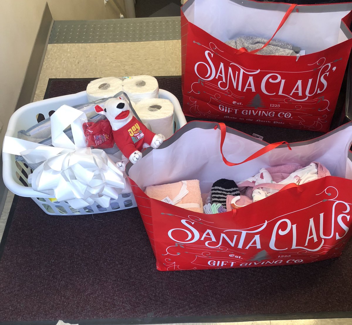 T1264 giving back to families with The Great Gift together! #theGreatGifttogether #R400GivesBack #Ltownthings