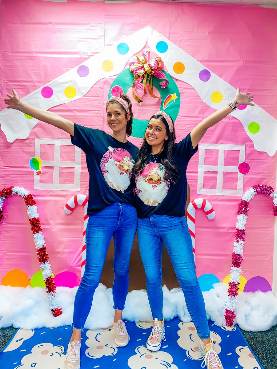 missjayciesped's tweet photo. twinning with the best para! who made my dream gingerbread house come to life!! THREE MORE DAYS! https://t.co/m4qQNharVd