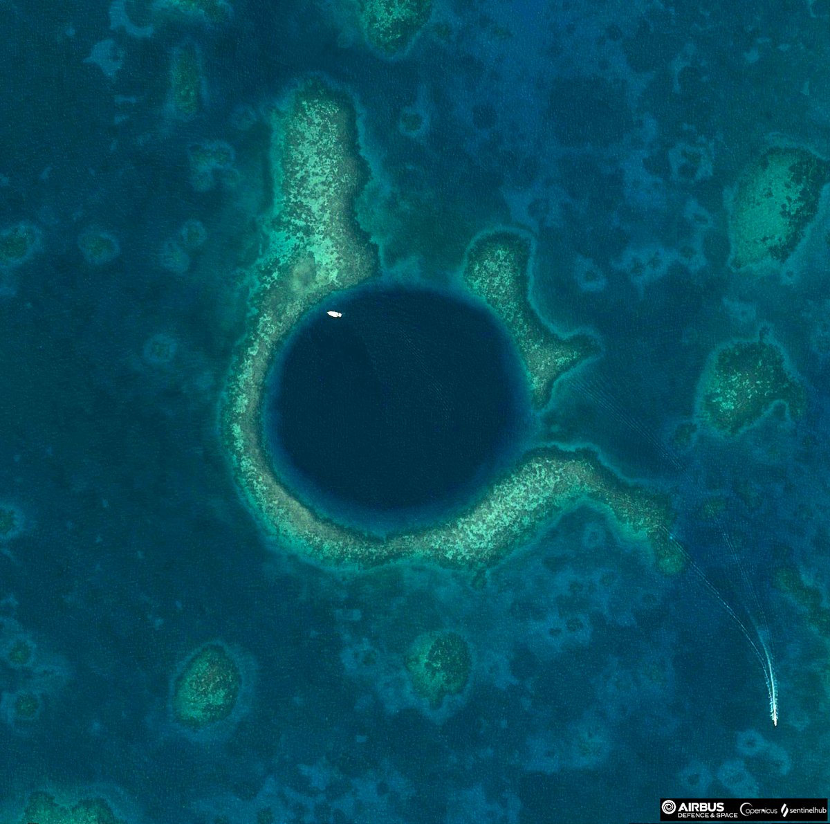 Great Blue Hole - a giant ~320 meters wide sinkhole just off the coast of #Belize. 
Image captured by @CNES/@AirbusSpace #Pleiades satellite in May 2021. Data processed in @sentinel_hub 

Open 🖼️ in new tab to see 50cm/pix resolution 😉🔎

#SouthAmerica #VHR