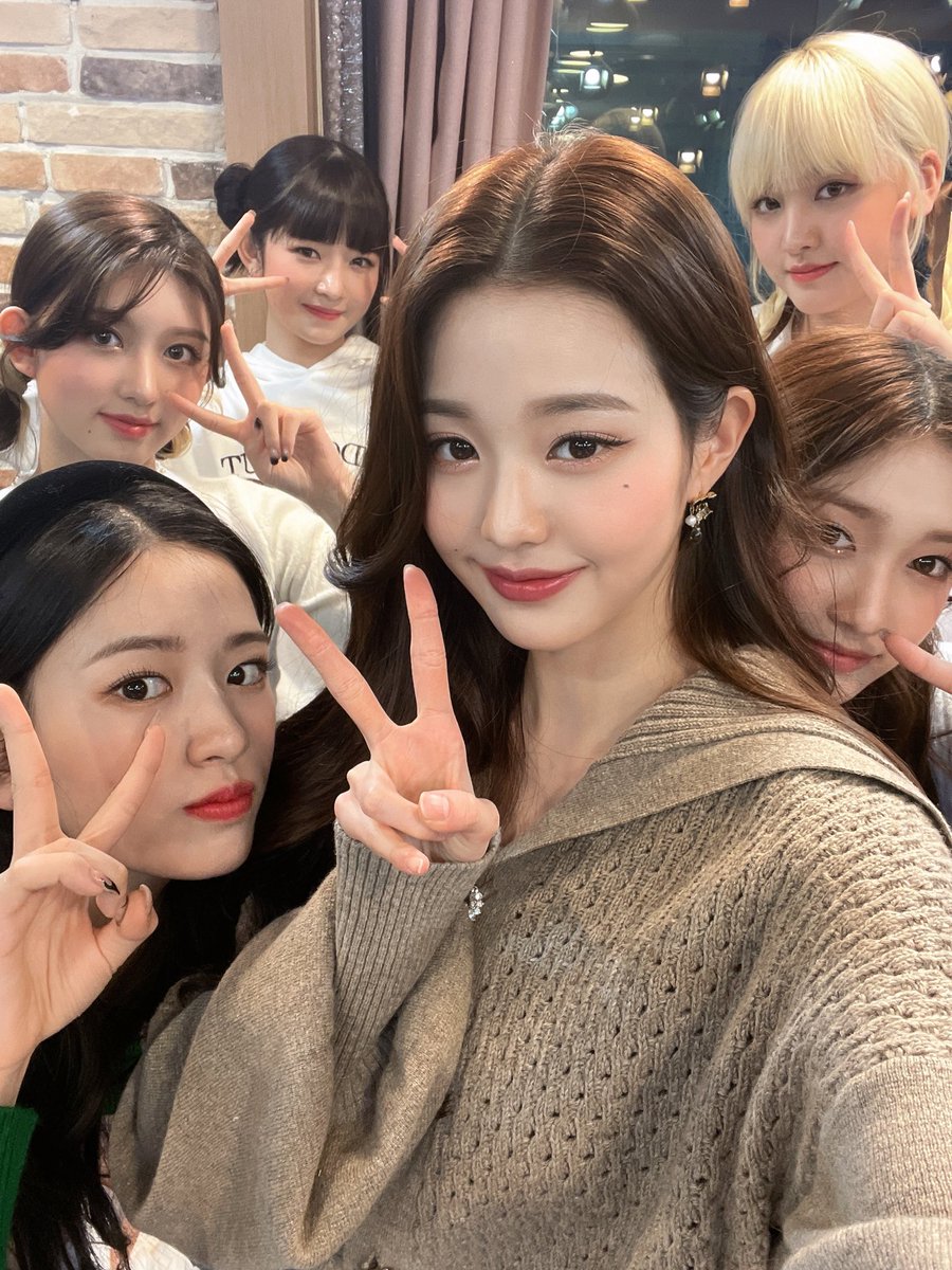 📸 
SBS 파워FM 107.7MHz
웬디의 영스트리트 완료 💕

따뜻한 분위기로 맞아준 선배님 덕에
추운 공기도 포근해진 기분 ❤️
1위 가수 짱이브 라디오도 잘해
너무나두..🥰

#IVE #아이브
#ELEVEN #IVE_ELEVEN