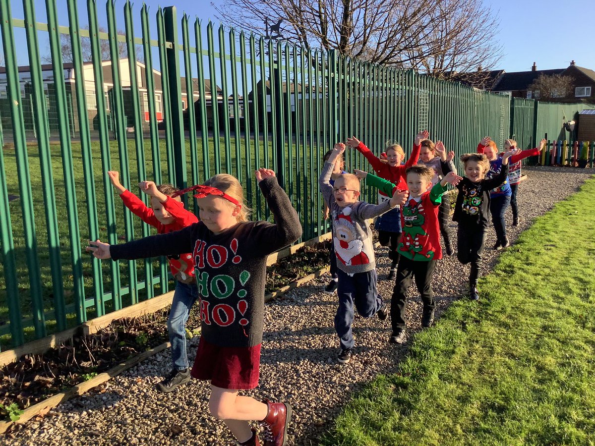 All_Saints_Sch_'s tweet photo. Year 4 enjoyed their Elf Dash this morning! We had so much fun with Bramble 🎄🎅🏽 #ElfDash #Christmas https://t.co/EGvdVldPNH