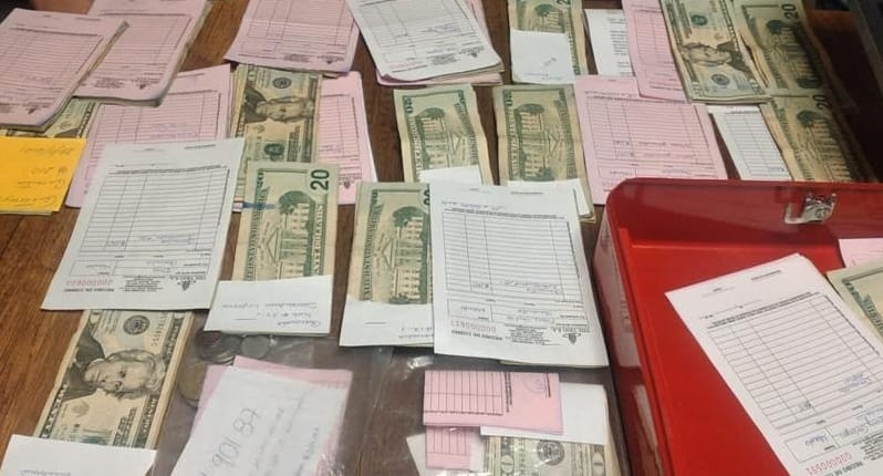 FiscaliaEcuador's tweet photo. #ATENCIÓN | #Manabí: un detenido y la incautación de documentación, dinero, celulares, computador y un vehículo dejan 4 allanamientos simultáneos ejecutados por #FiscalíaEc en #Manta. La audiencia de formulación de cargos será en las próximas horas. #FiscalíaContraElDelito https://t.co/3xUddbvk21