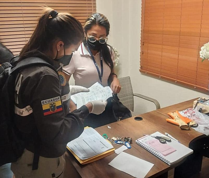 FiscaliaEcuador's tweet photo. #ATENCIÓN | #Manabí: un detenido y la incautación de documentación, dinero, celulares, computador y un vehículo dejan 4 allanamientos simultáneos ejecutados por #FiscalíaEc en #Manta. La audiencia de formulación de cargos será en las próximas horas. #FiscalíaContraElDelito https://t.co/3xUddbvk21
