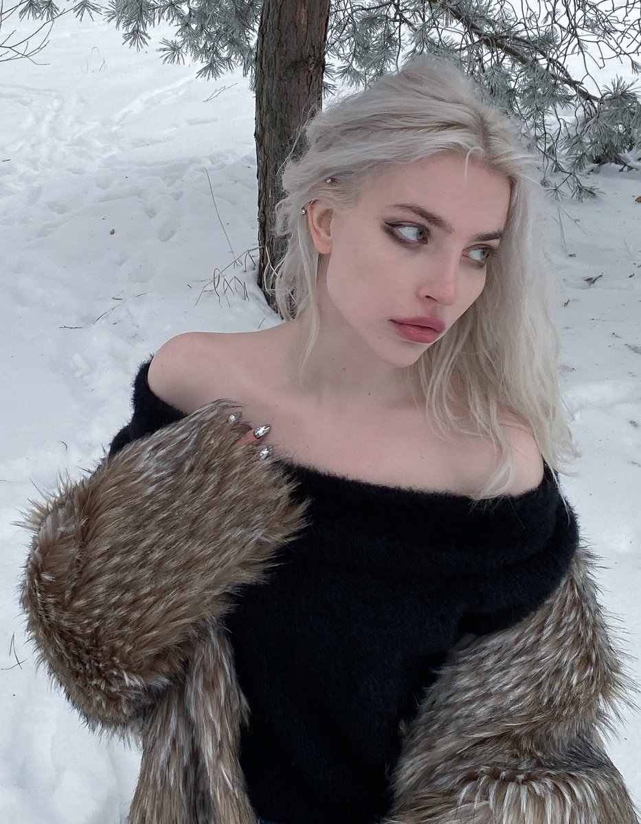 newfaceinnhell's tweet image. Надо было в сугроб нырнуть и не вылезать