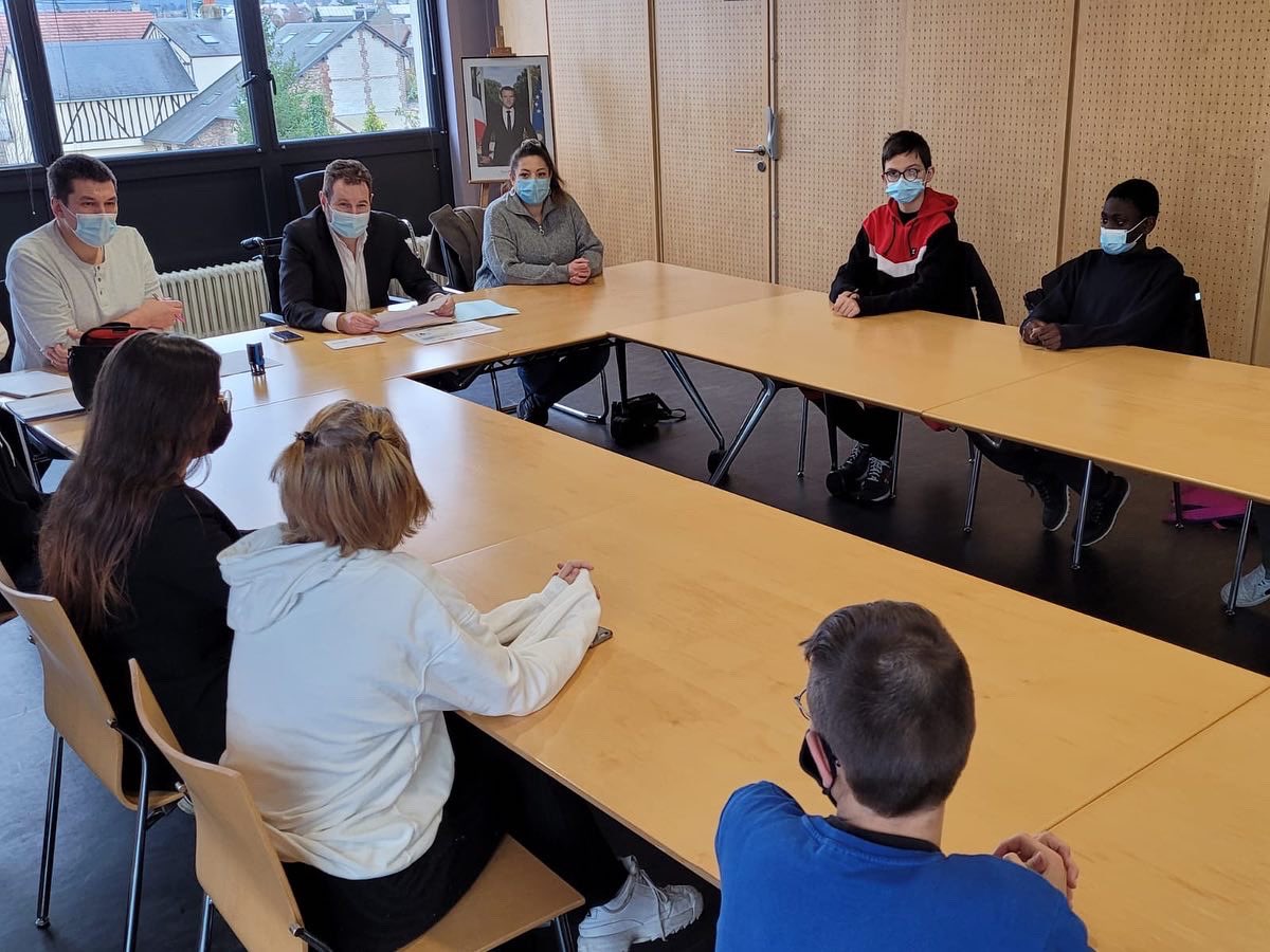 BonnaterreL's tweet photo. À #Caudebec cette après-midi nous installons officiellement le premier #CMA Conseil Municipal des #Adolescents qui vient compléter notre #CMJ déjà existant et participera à l’éveil citoyen de la #jeunesse de notre commune et à notre vie démocratique #collège #collégiens #citoyens https://t.co/5SJr6Ub8YV