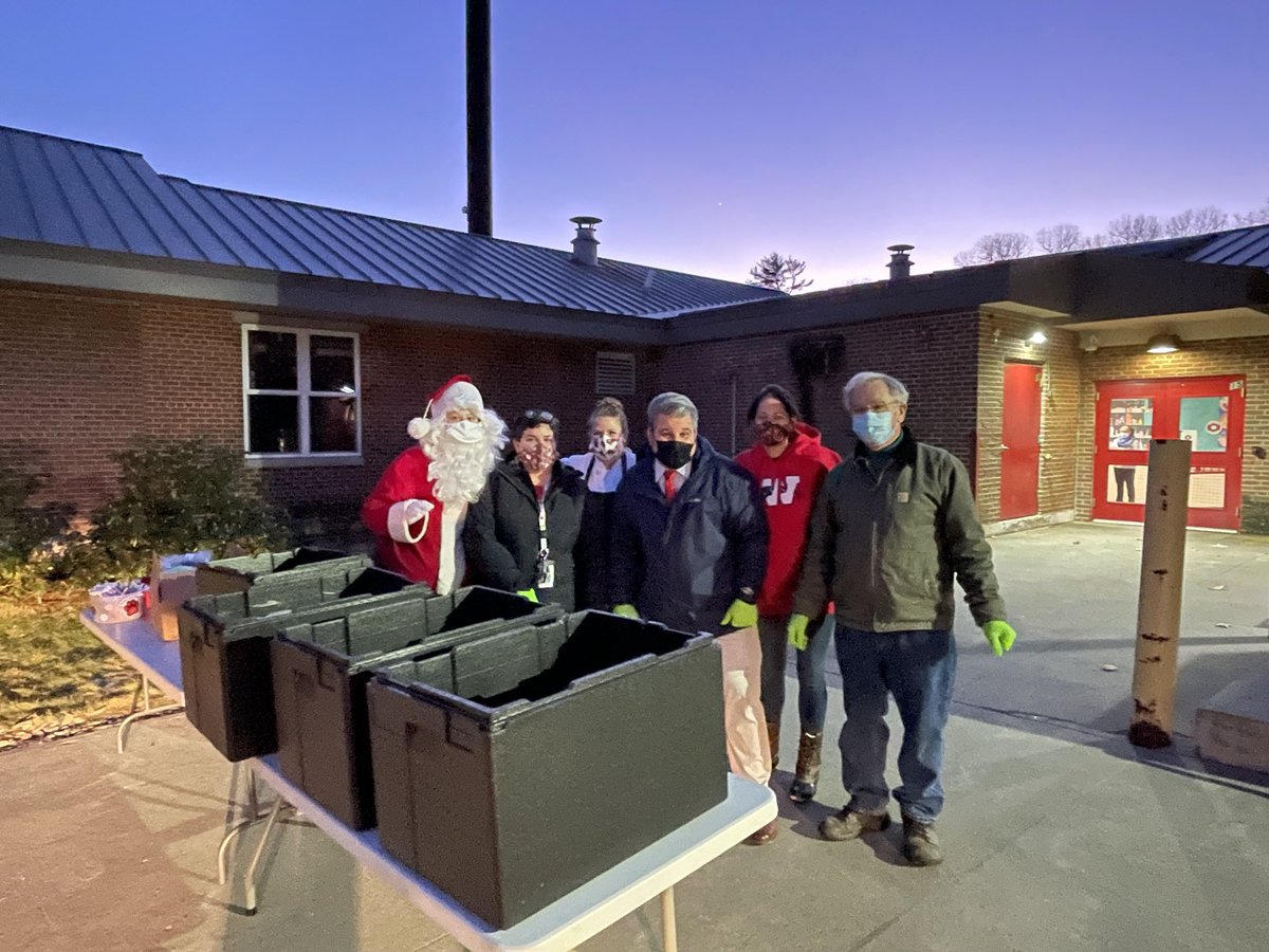 LeadLearnerWS's tweet photo. Weathersfield crew and Santa distributing dinners to our community.  Thank you to our great food service team for making this happen. https://t.co/E8iETqnZT4