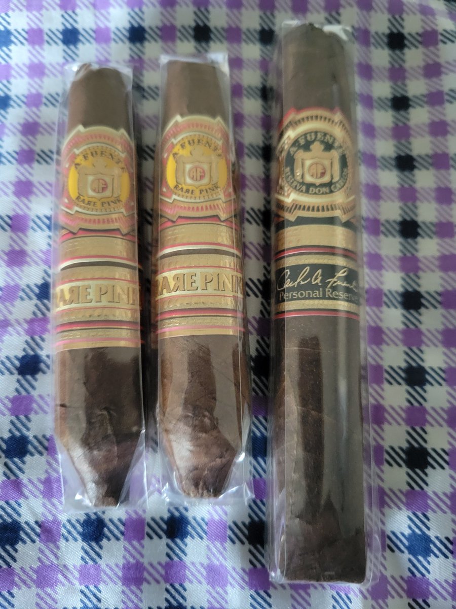 Jeffrey47933's tweet photo. Tasty, now in the humi for a nap!💤💤 https://t.co/1mmqRrJOim