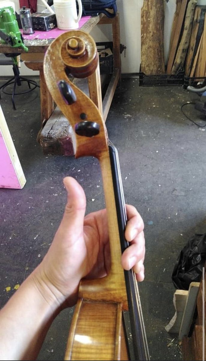 lompourlom's tweet photo. avec sur le haut un stickers rond orange vif avec deux palmier noir.
L'instrument n'a pas une grosse valeur économique mais énorme valeur sentimental pour la luthière et le musicien!
S'il vous plaît diffuser l'information au plus vite, surtout au niveau local. (Besançon) » https://t.co/xT9rASG8aJ