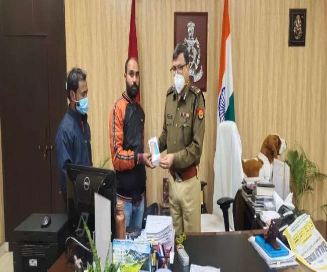 लखनऊ। <a href="/lkopolice/">LUCKNOW POLICE</a> के दरियादिल <a href="/LkoCp/">CP LUCKNOW</a> <a href="/dhrubathakur/">D K Thakur, IPS</a> जी ने अभ्यर्थी के चेहरे पर लौटाई दोगुनी खुशी, दिल में बनाई <a href="/Uppolice/">UP POLICE</a> की बेहतर छवि, वि.स. का घेराव के दौरान छितवापुर चौकी प्रभारी सुभाष सिंह ने तोड़ा अभ्यर्थी अभय श्रीवास्तव का मोबाइल, पुलिस कमिश्नर ने किया नया गिफ्ट। <a href="/CMOfficeUP/">CM Office, GoUP</a>