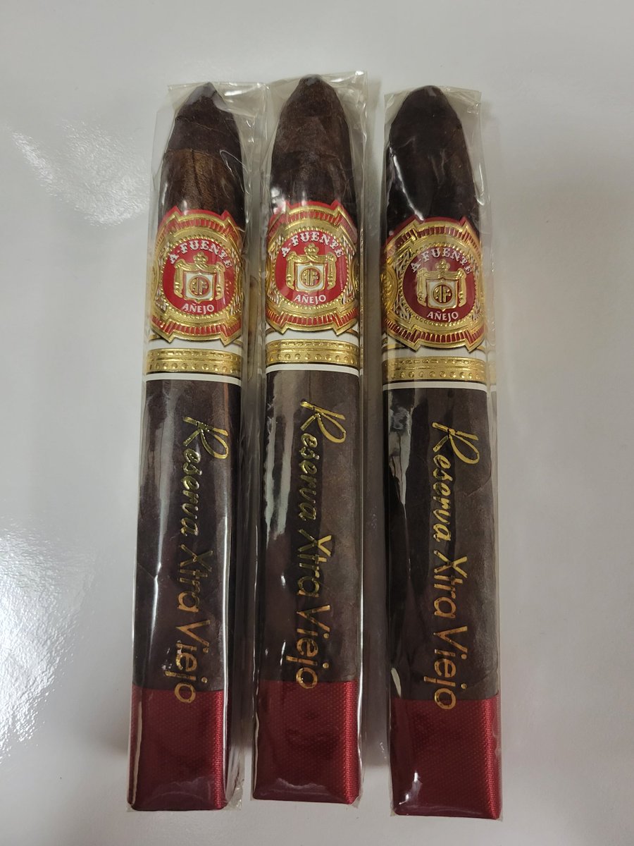 Jeffrey47933's tweet photo. One more Arturo Fuente pick up, the 🦈🦈🦈 https://t.co/DNTK5HBue2