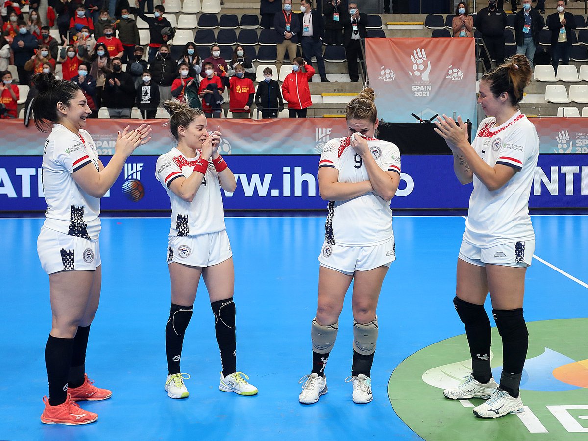 SheLOVsHandball's tweet photo. 🇪🇸 La jugadora de @CPHParaguay, @marizzafaria, ha recibido hoy un bonito homenaje tras haber cumplido su partido 200 con la selección en su último Mundial 👏🏼

🇬🇧 Marizza Faria was recognised today after she played her 200th game with Paraguay🤩

#SheLovesHandball https://t.co/AIUNnJzlJs