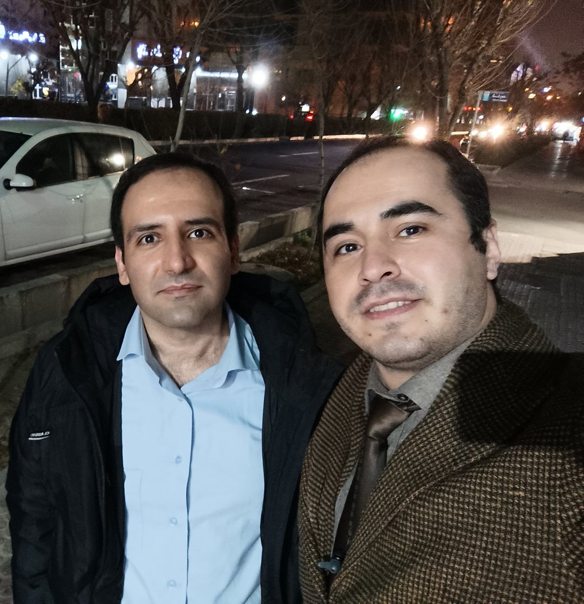 HosseinRonaghi's tweet photo. که ما همچنان می‌نویسیم 
که ما همچنان در اینجا مانده‌ایم 
مثل درخت 
که مانده است 
مثل گرسنگی 
که اینجا مانده است 
مثل سنگ‌ها که مانده‌اند 
مثل درد که مانده است 
مثل زخم
مثل شعر 
مثل دوست داشتن 
مثل پرنده 
مثل فکر 
مثل آرزوی آزادی و 
مثل هر چیز که از ما نشانه‌ای دارد
#محمدمختاری https://t.co/2RxWsq1fJW