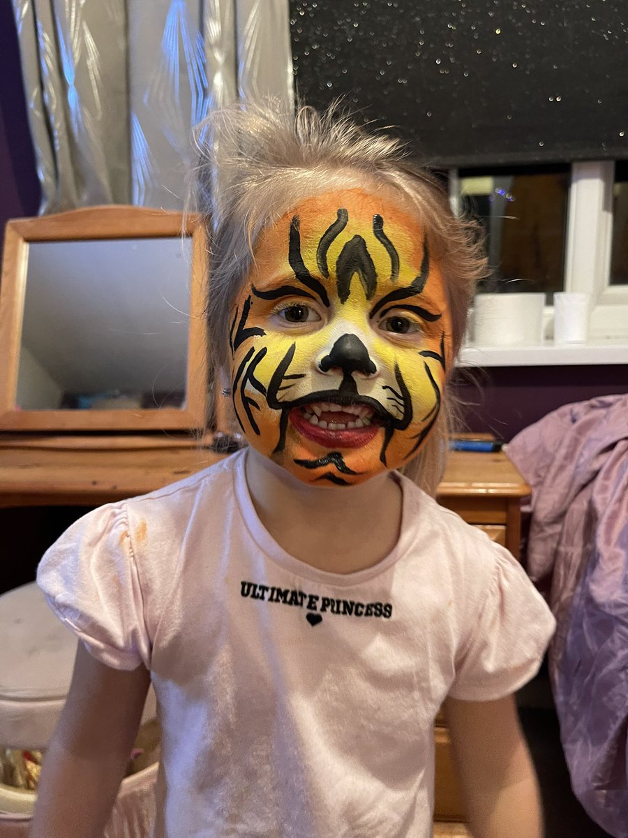 kellylhilliard's tweet photo. @damienhilliard face paint fun #family #fun #facepaint #love https://t.co/C9tIkX6Uu2