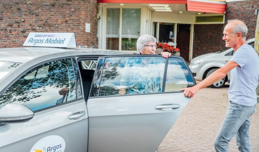 Argos Mobiel gaat in Maassluis, Vlaardingen en Schiedam rijden. Deze vervoersservice brengt inwoners voor weinig geld van deur tot deur brengt. Meer info op bit.ly/3yqUYT6