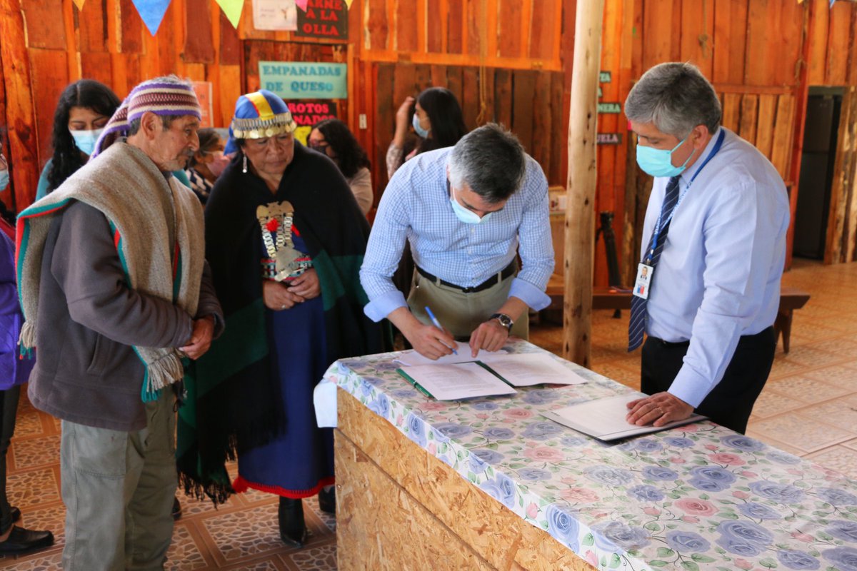ssaludlosrios's tweet photo. 🔷El director del @ssaludlosrios, Víctor Hugo Jaramillo, sostuvo una reunión con el alcalde de #Panguipulli, Pedro Burgos y representantes de la Mesa Intercultural de la comuna, para abordar temáticas relacionadas con el futuro Hospital Intercultural🏨

#LosRíos #valdiviacl https://t.co/PdZU5VcyWh