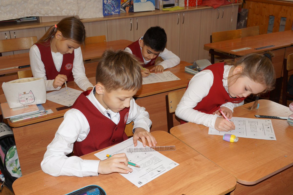 Сегодня гимназисты 2А и 3В классов приняли участие в Международном флешмобе по математике «Задача дня». Ребята с удовольствием решали трудные, но занимательные задачки: помогали Снеговику-почтовику собрать письма и разрезали поп-ит на равные части. #ЗадачаПетерсон2021