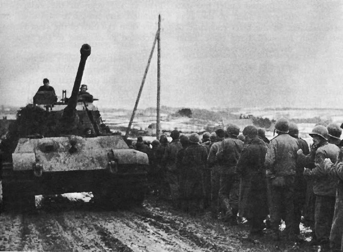 1944年の今日はバルジの戦いが始まった日。
ドイツ軍がベルギー・アルデンヌ地方で行った反攻作戦。
奇襲で連合国軍を撃破して港湾都市のアントワープを奪取。更には海に追い落として最低1国を戦争から脱落させるのが狙いだったが、成功したのは最初の数日だけでクリスマスには攻勢は完全に停止した。 