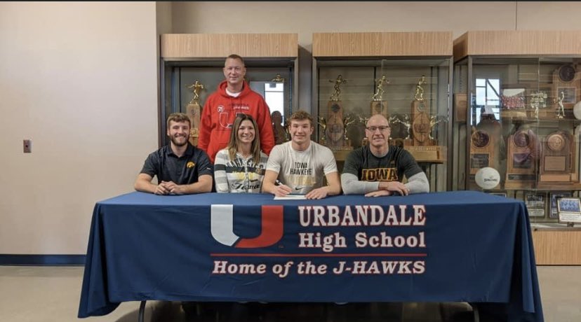 Made it official today!🐤🐤 Excited to be a Hawkeye! #Swarm22 <a href="/Coach_Niemann/">Jay Niemann</a> <a href="/TylerBarnesIOWA/">Tyler Barnes</a>