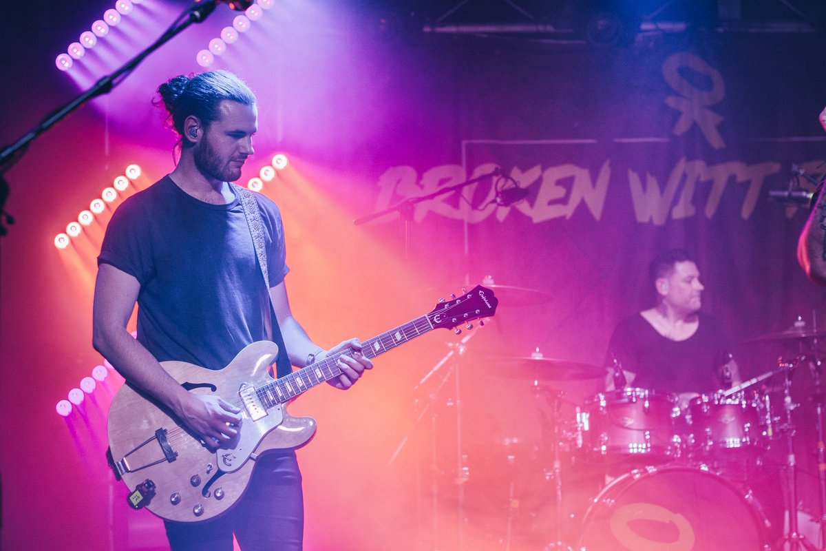 London tomorrow… we’re ready to fucking rock! 🤘 

Come and join us at the legendary 100 Club before the world goes to shit!

Very limited tickets remaining here: songkick.seetickets.com/event/broken-w…

#OkHotel #UpTheRebels 

📸 Helen Victoria