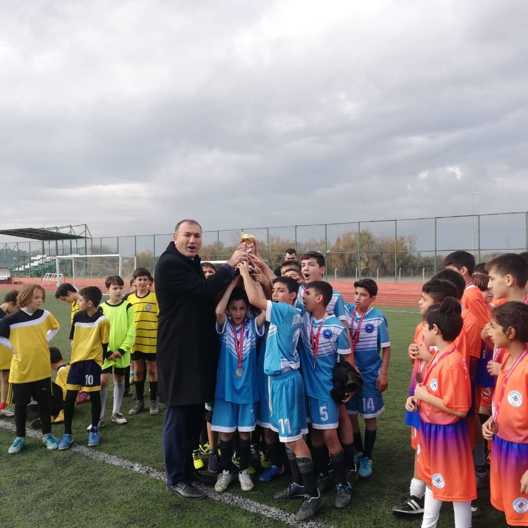 CSTuncayAtesiho's tweet photo. #DeğerkazandıranokulCİHO
Okulumuz futbol takımı  Ceyhan İkincisi olmuştur. İlçemizi Adana'da temsil edecektir. Öğrencilerimize başarılar diliyor, Emeği geçen öğretmenlerimize teşekkür ediyoruz https://t.co/Q7cCao1owS