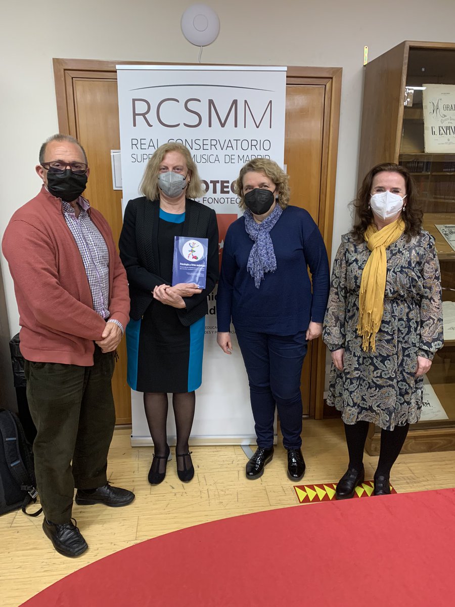 Los coordinadores de la edición, hemos  estado presentando el libro psicología y artes escénicas en el conservatorio superior de música de Madrid. Cuando tengamos el enlace lo publicaremos aquí.