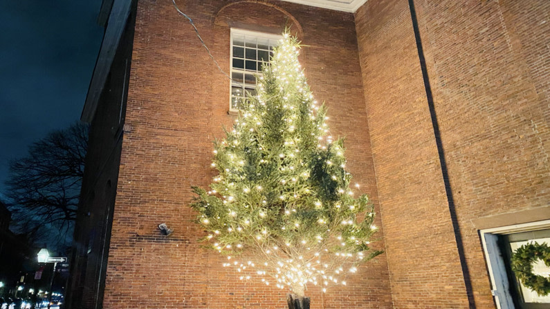 With streets lined with Victorian brick row houses lit by antique lanterns, it's no wonder why Beacon Hill is one of the best places to see Christmas lights in the city. 🙌

bostononbudget.com/christmas-holi…
