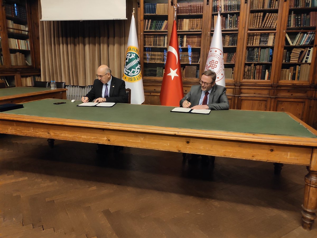 İstanbul Üniversitesi ile İstanbul Kültür ve Turizm Müdürlüğü'ne bağlı müzeler arasında gerçekleştirilecek işbirliği protokolü bugün İstanbul Arkeoloji Müzeleri'nde İ.Ü. rektörü Prof. Dr. Mahmut Ak ve İstanbul Kültür ve Turizm Müdürü Dr. Coşkun Yılmaz tarafından imzalandı.