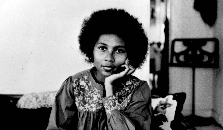 Nos apena mucho enterarnos que hoy, 15 de diciembre, ha fallecido bell hooks. Escrito siempre en minúscula, según ella, porque mayúsculas deben ser las ideas. Se ha ido una gran activista que ha trabajado durante años temas como la raza, el género y la clase social. 
#bellhooks