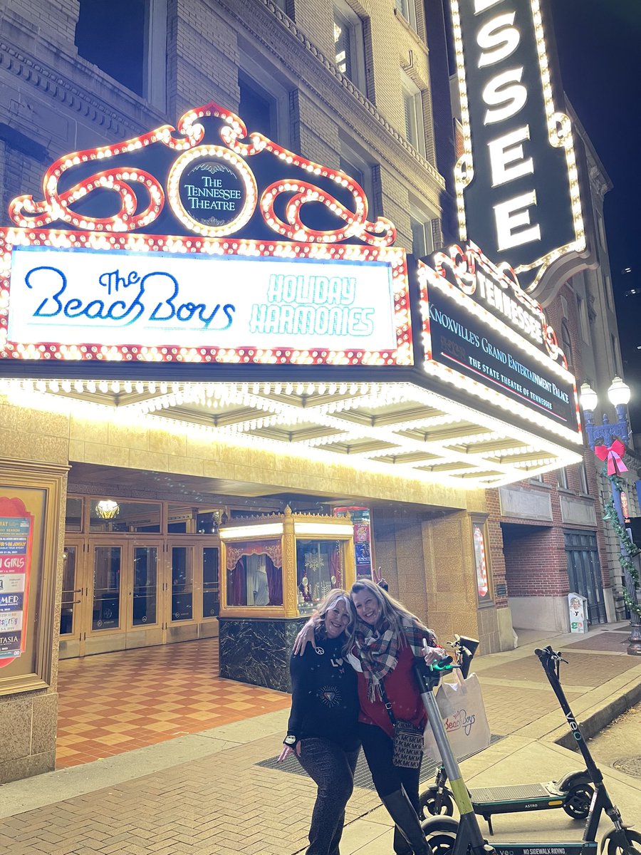 Mary84654022's tweet photo. @MikeLoveOFCL @TNTheatre Knoxville!! Great show guys! https://t.co/JAXVrX78FZ