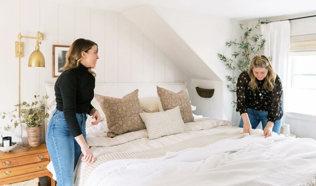 Would you let your best friend design your bedroom? That’s exactly what the founders of <a href="/mstarrevdesign/">Emily Starr Alfano</a> and @ohidesignblog did, and the results are 😍 See the double before-and-after over on the blog → buff.ly/3pf4Hrl