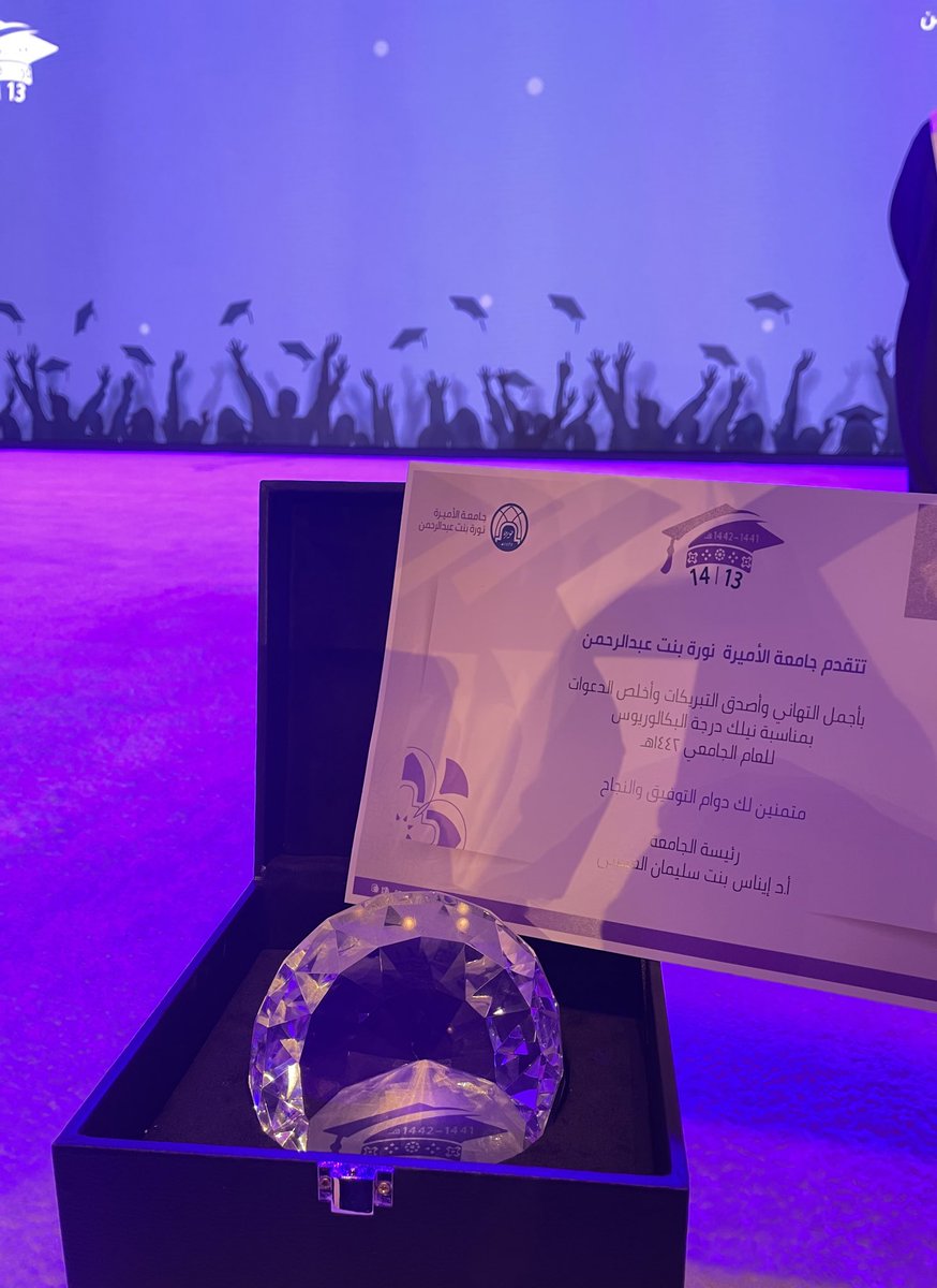 Fai_SW1's tweet image. 2021/6/10 — يوم التكريم والذِكرى العزيزة بمناسبة تحقيقي المرتبة الأولى على مستوى خريجيّ كلية الخدمة الإجتماعية للدفعتين 14/13 يومي الرائع مازال شعوره يضجّ بالحياة ♥️