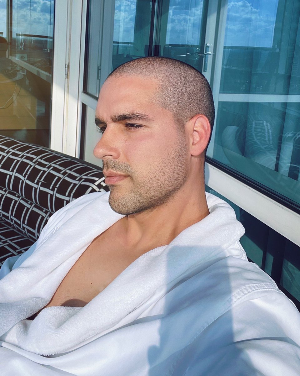 Que tengan un lindo día mi gente , ya puedes escuchar mi nueva canción en todas las plataformas digitales 😉🕺🏻🔥 !!! 
#lennydelarosa #PalCarajoConMiEx #musica #reggaeton