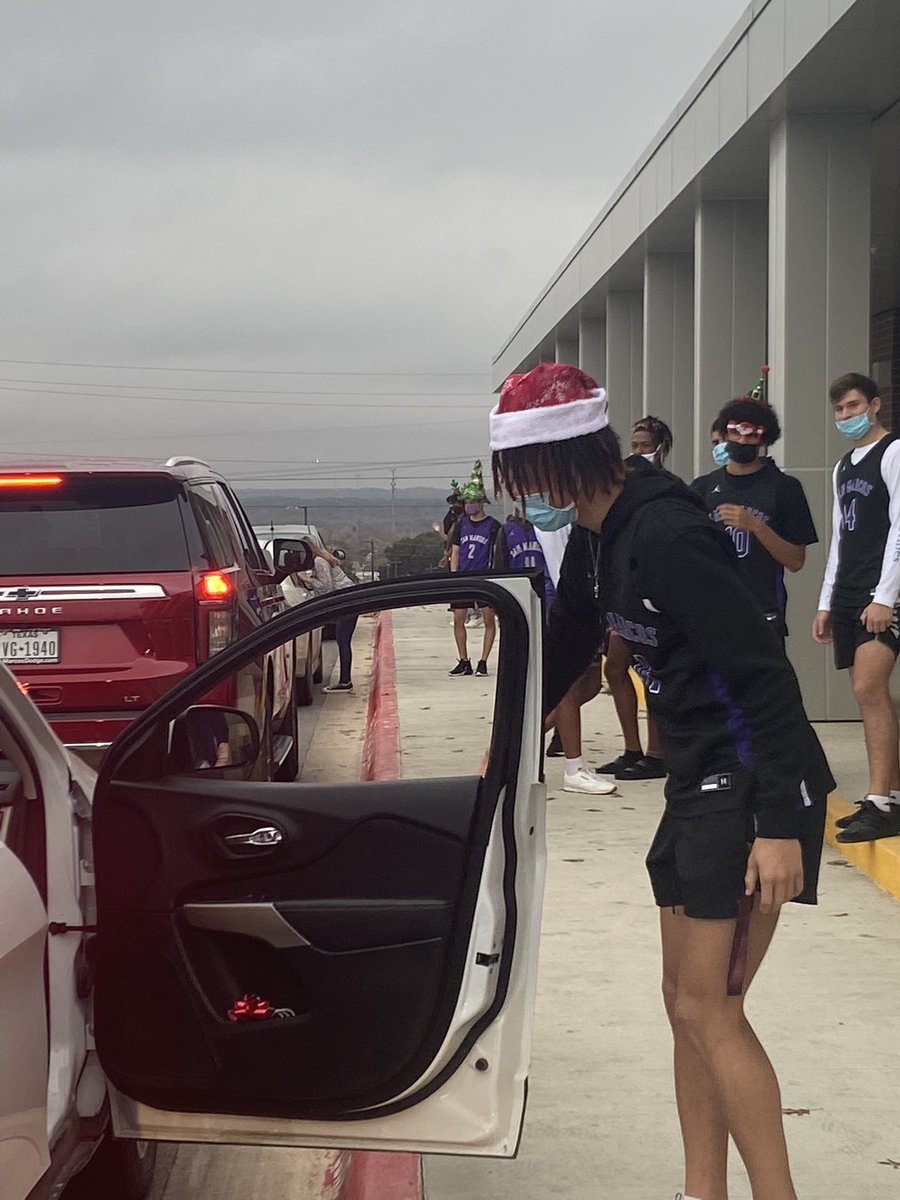 suzanneperkins2's tweet photo. Great morning at De Zavala Elementary! We had the @RattlerMBB assist with carpool this morning!! 🐍⬆️💜 #rattlerway https://t.co/eqdQu7Elic