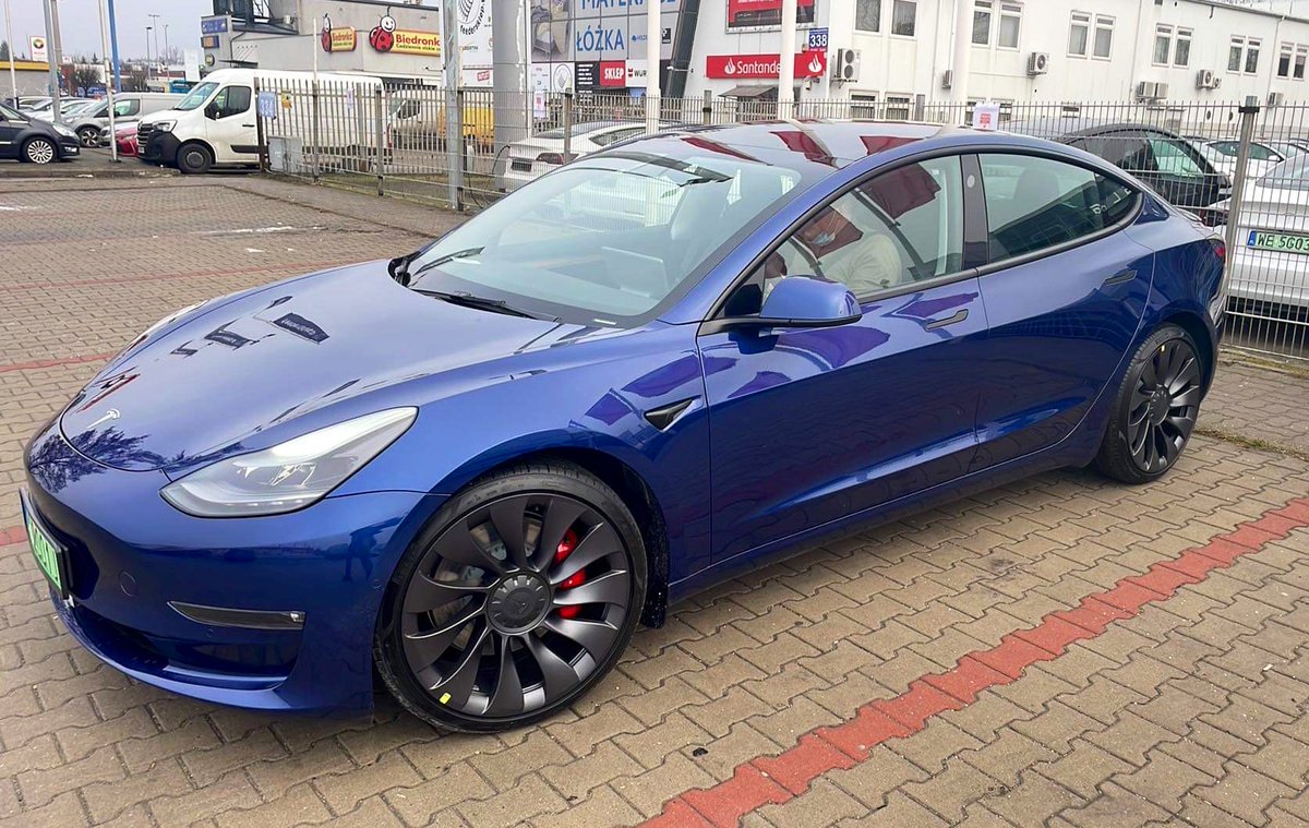dfordesign's tweet image. W końcu suka odebrana.
Oczywiście jak to w warszawskiej tesli bywa - ryski do polerowania, bateria 40% 🤦🏼‍♂️
#teslamodel3performance