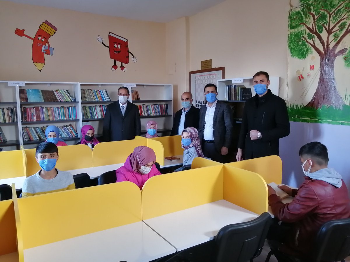 Bugdayli25's tweet photo. Kütüphanesiz okul kalmasın projesi kapsamında okulumuzda yapımı tamamlanan kütüphanemizin açılışına İlçe Milli Eğitim Müdürümüz Sn.Latif BAĞAÇLI ve Şube Müdürlerimiz Sn.Musa AĞDAĞ ile Sn Ömer GÜNEY teşrif ettiler.
@skaygusuz
@Erzurum_Mem 
@latifbagacli
@koprukoymem
@omer25guney https://t.co/nhLnIOoGHv